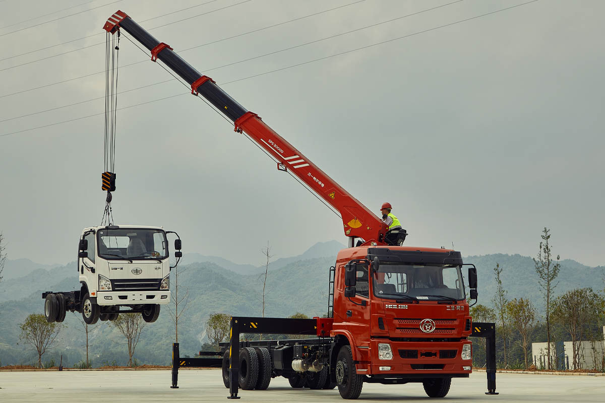 Dùng cẩu 12 tấn để nâng, hạ và di dời phương tiện (ô tô)
