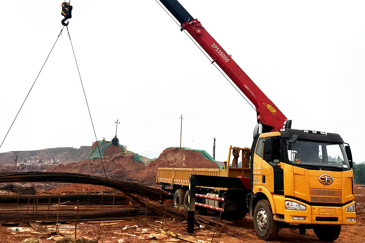 Dùng cẩu 20 tấn để nâng hạ và vận chuyển sắt thép