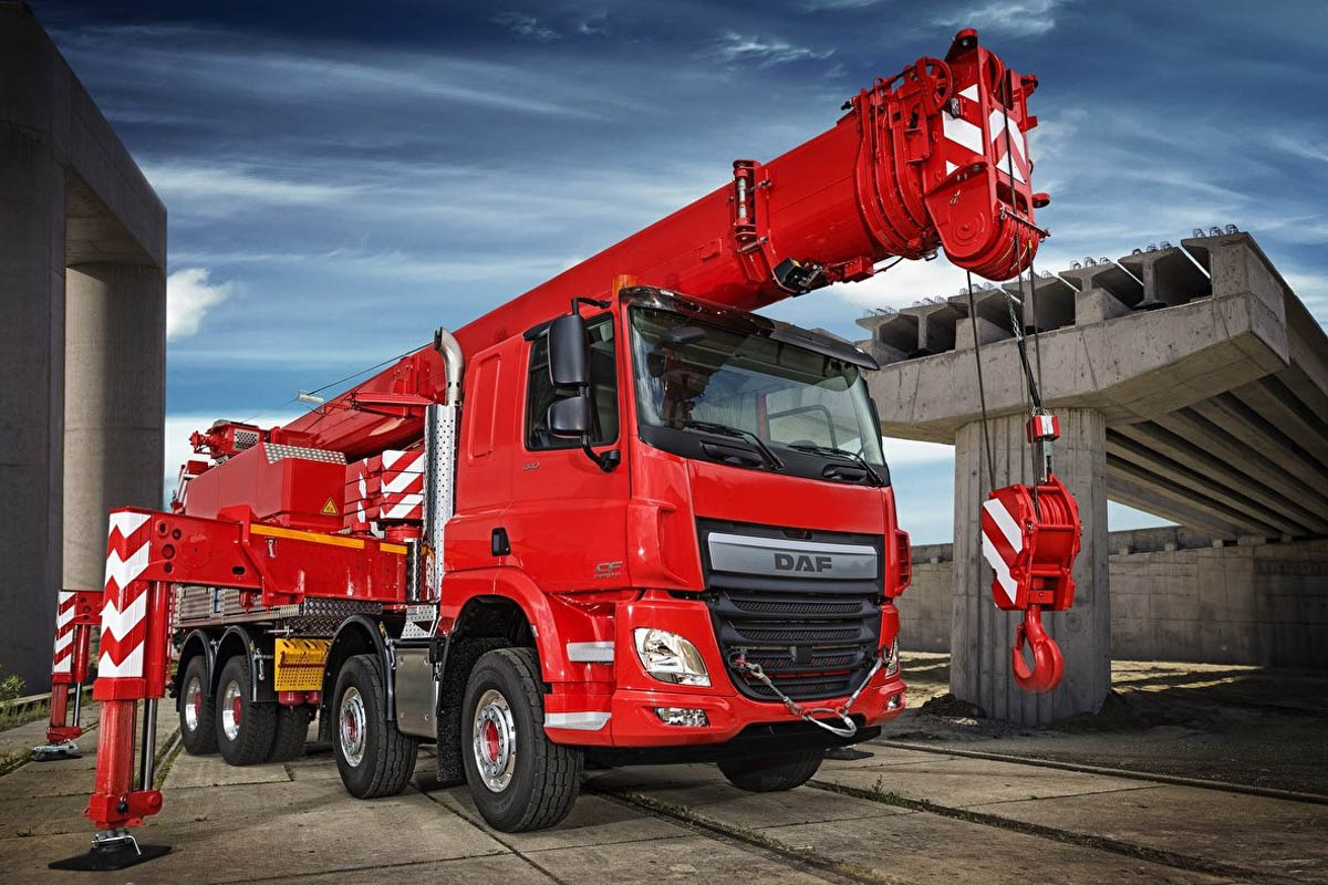 Dùng cẩu 32 tấn hỗ trợ xây dựng cầu đường