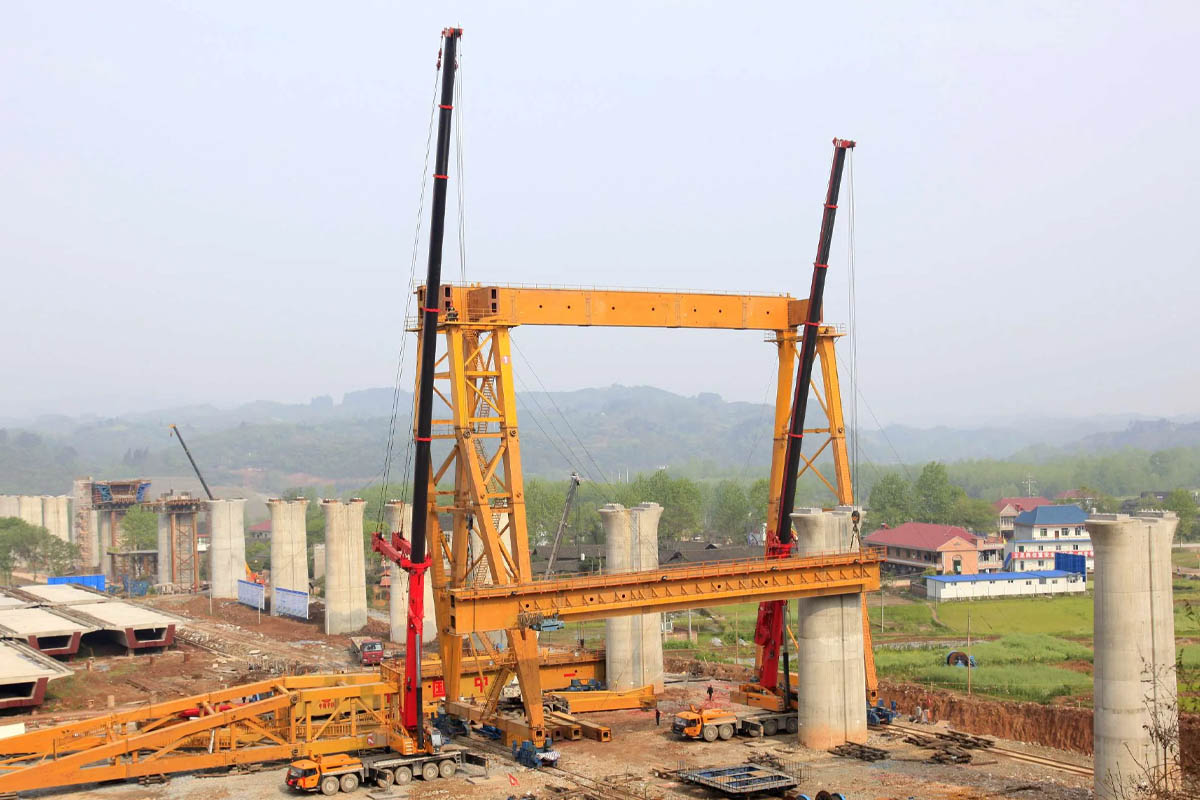 Dùng cẩu chuyên dụng hỗ trợ lắp đặt dầm thép, cầu đường