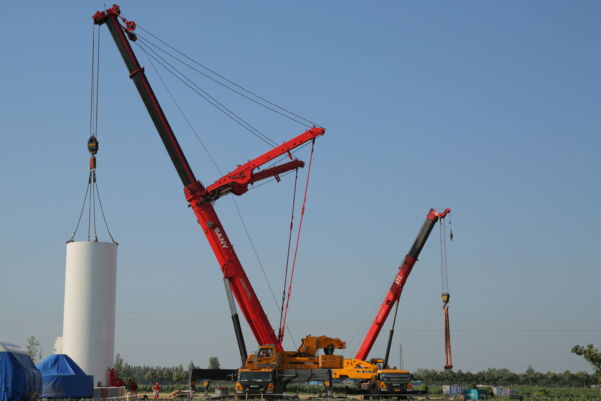 Dùng cẩu chuyên dụng hỗ trợ lắp ráp các đoạn tháp siêu nặng