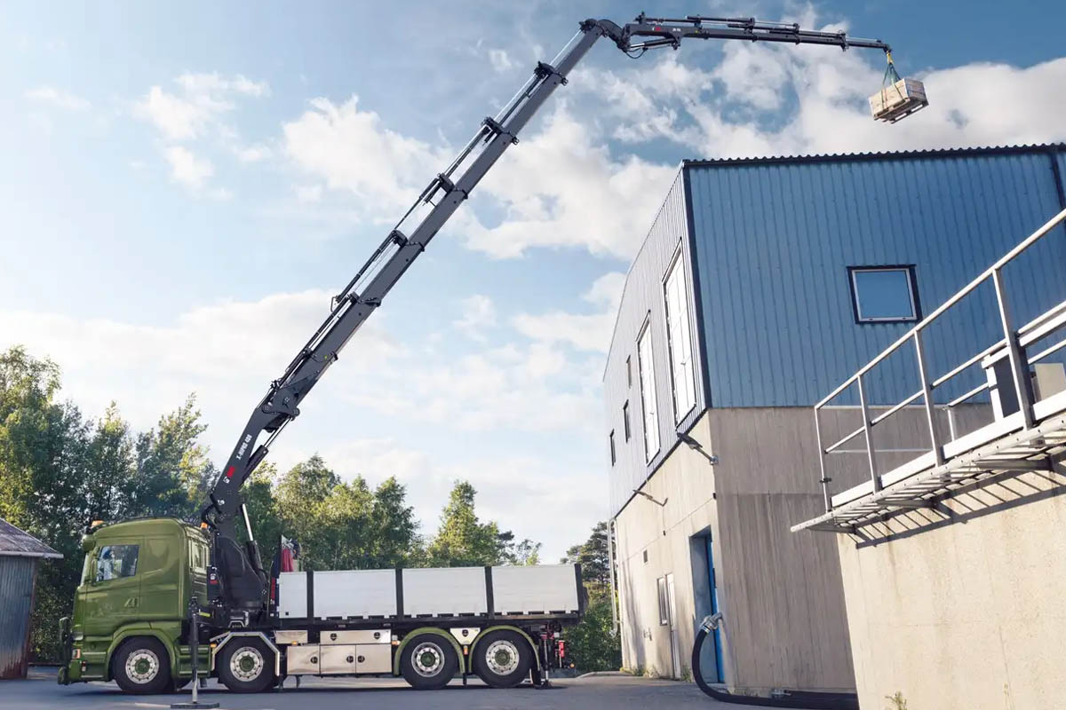 Dùng cẩu (cần trục gập) chuyển thiết bị, máy móc lớn vào nhà máy