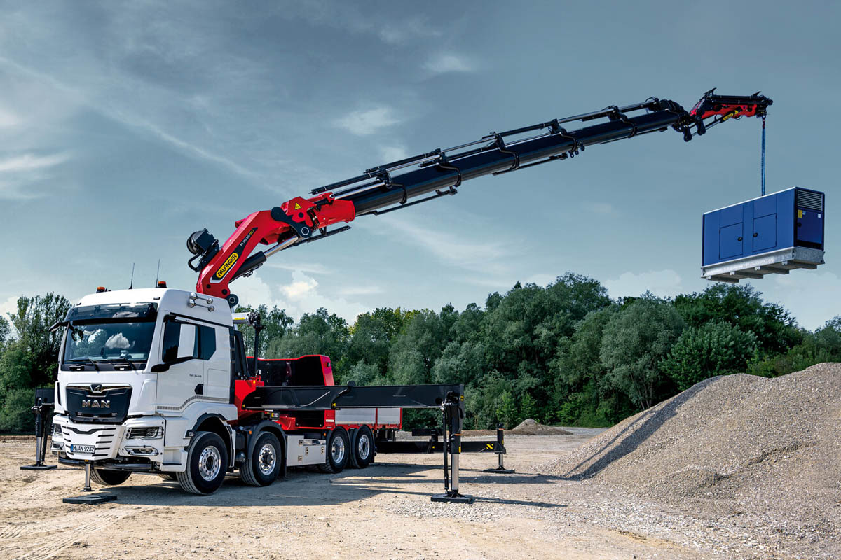 Dùng cẩu (cần trục gập) nâng hạ, hỗ trợ lắp đặt nhà vệ sinh di động