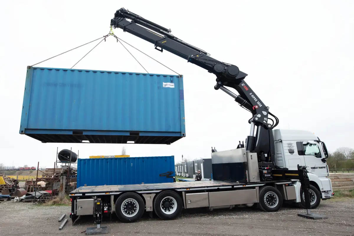 Dùng xe cẩu tự hành nâng hạ và vận chuyển thùng container