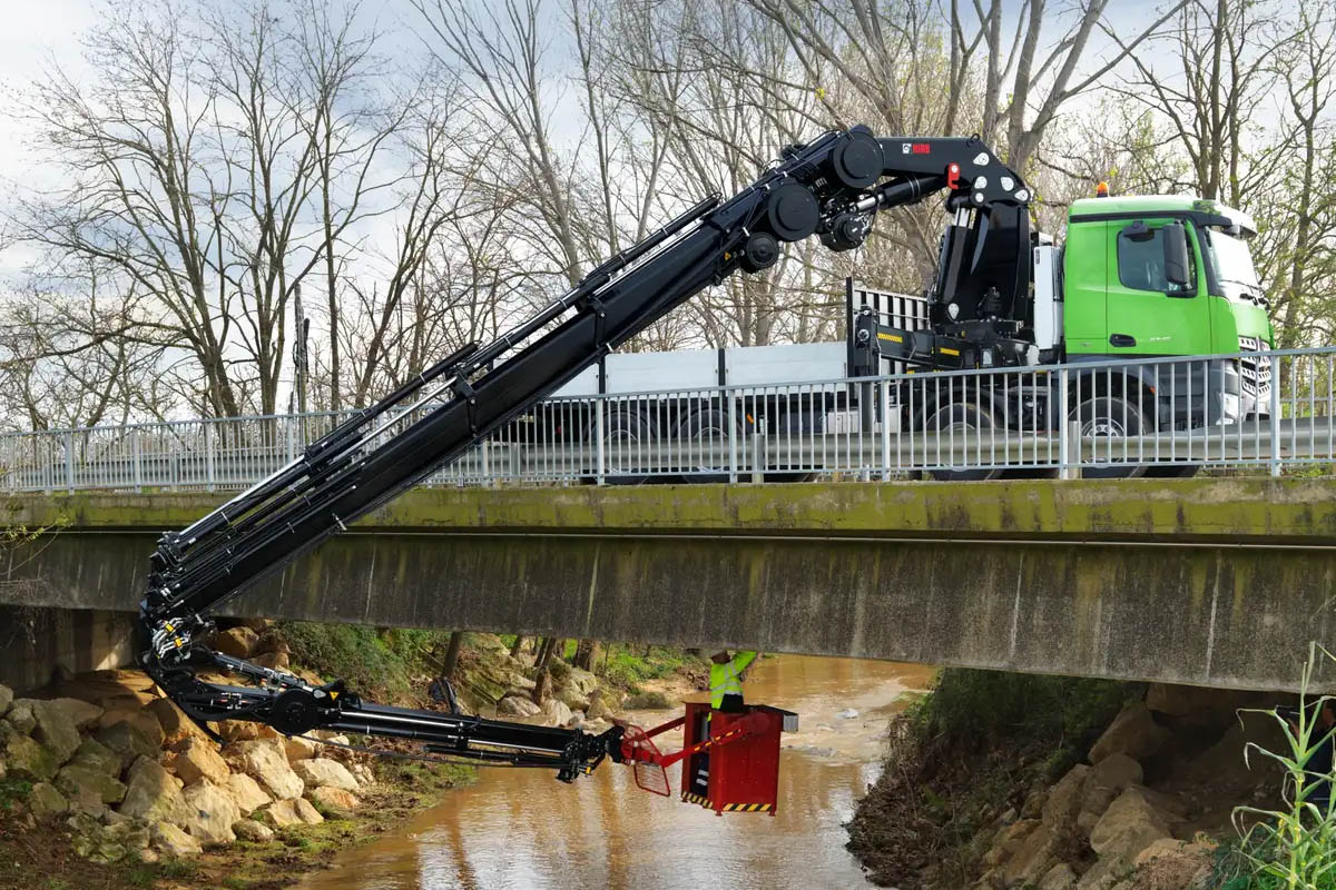 Dùng cẩu nâng người làm việc dưới gầm cầu đường