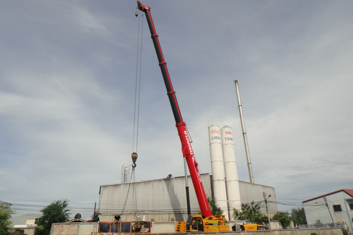 Dùng cẩu SANY 130 tấn chuyển thiết bị siêu nặng từ ngoài đường vào nhà máy