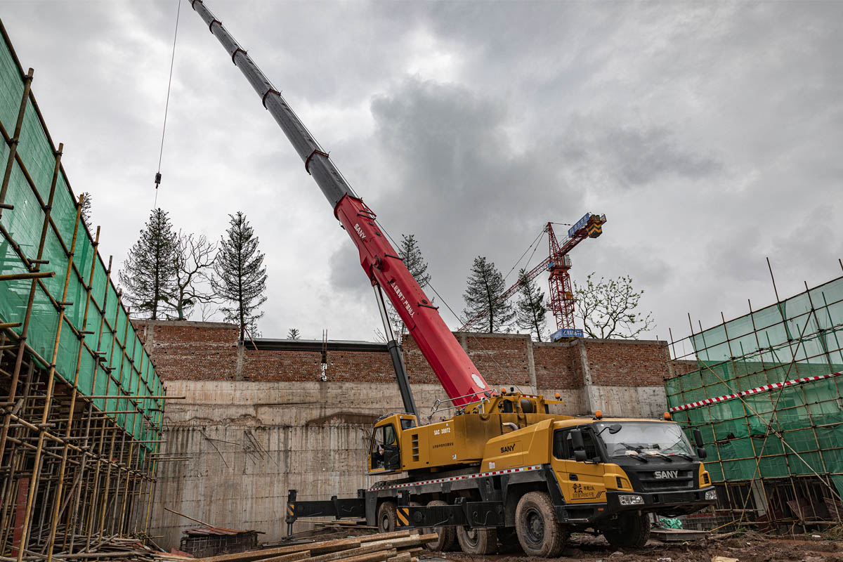 Dùng cẩu SANY 130 tấn hỗ trợ xây dựng nhà cao tầng