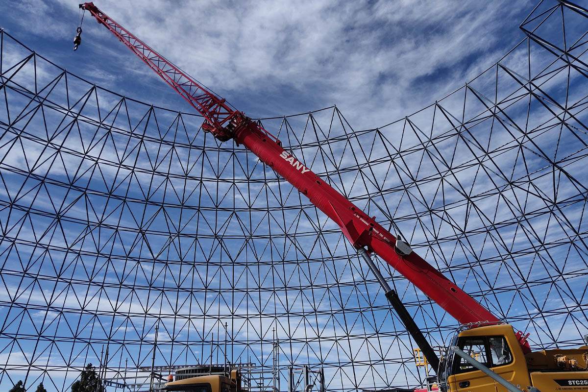 Dùng cẩu SANY 25 tấn hỗ trợ dựng sân khấu tổ chức sự kiện