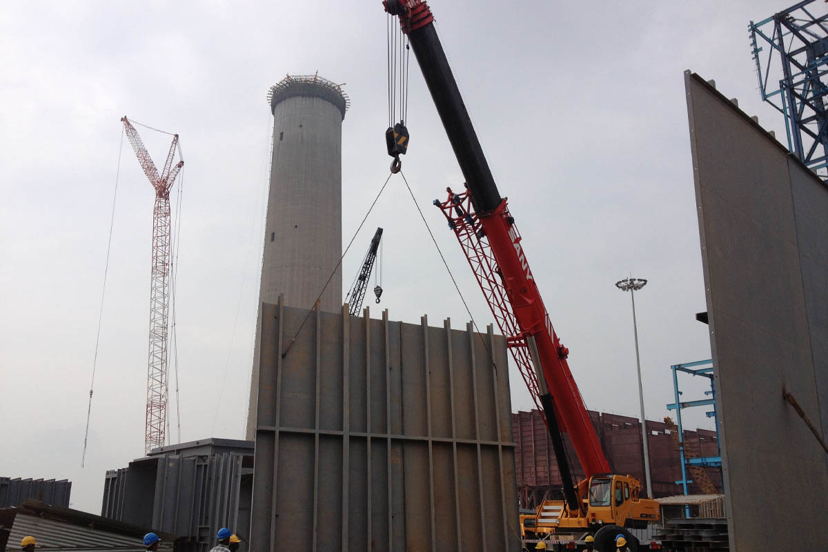 Dùng cẩu SANY 75 tấn lắp ghép các tấm sắt lớn