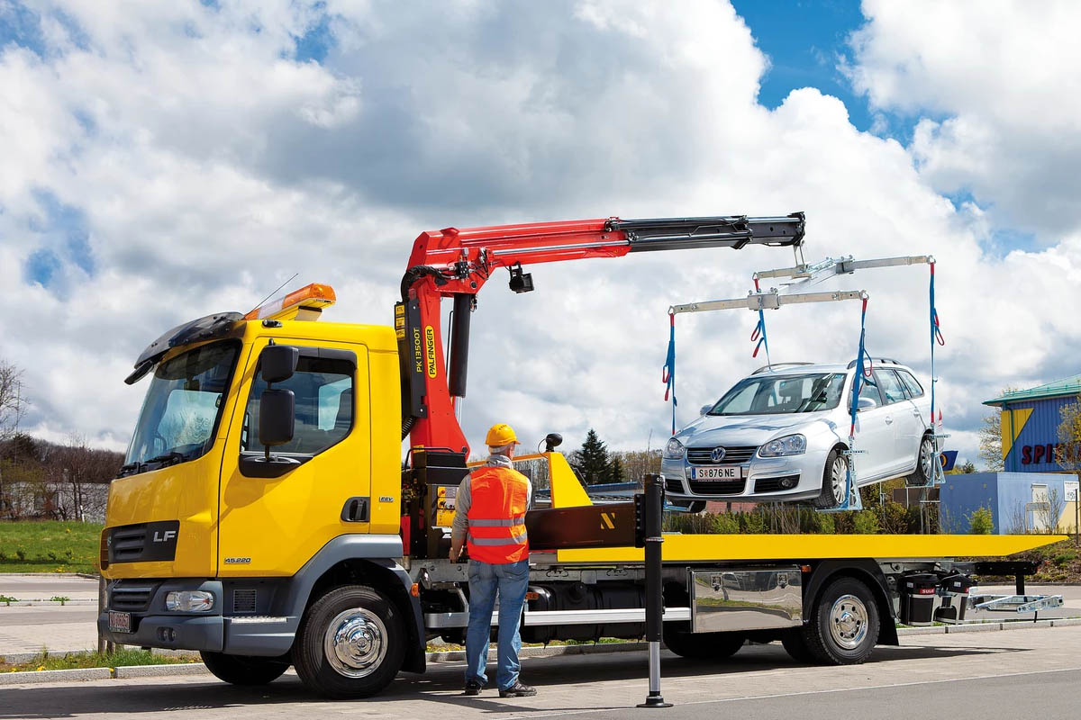 Dùng cẩu tự hành nâng hạ và di chuyển xe hơi