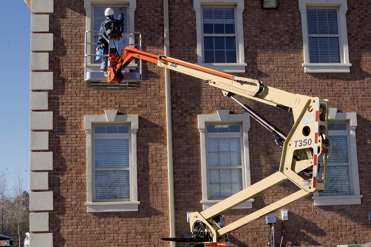 Cẩu nâng người giúp công việc vệ sinh kính cho các tòa nhà cao tầng