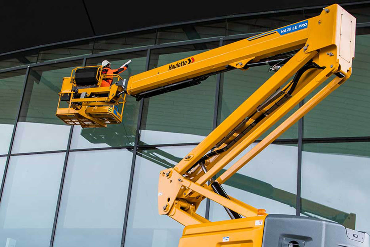 Cẩu nâng người giúp làm việc trên cao linh hoạt hơn