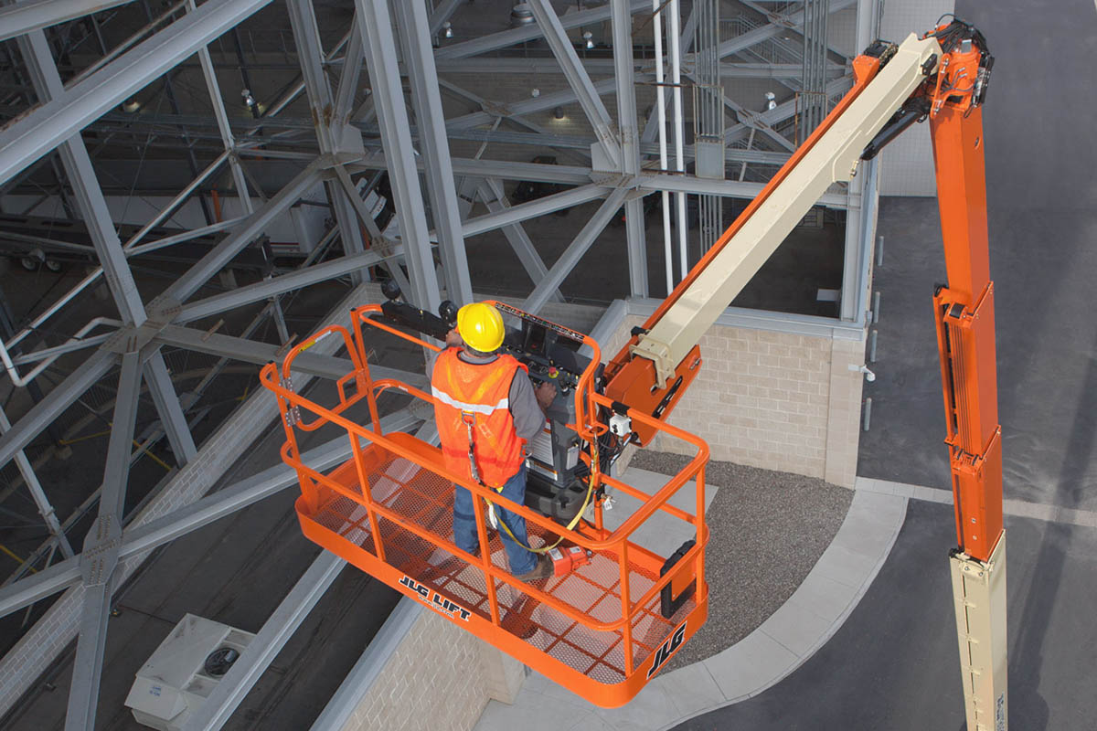 Cẩu nâng người giúp thi công ngoại thất cho tòa nhà cao tầng