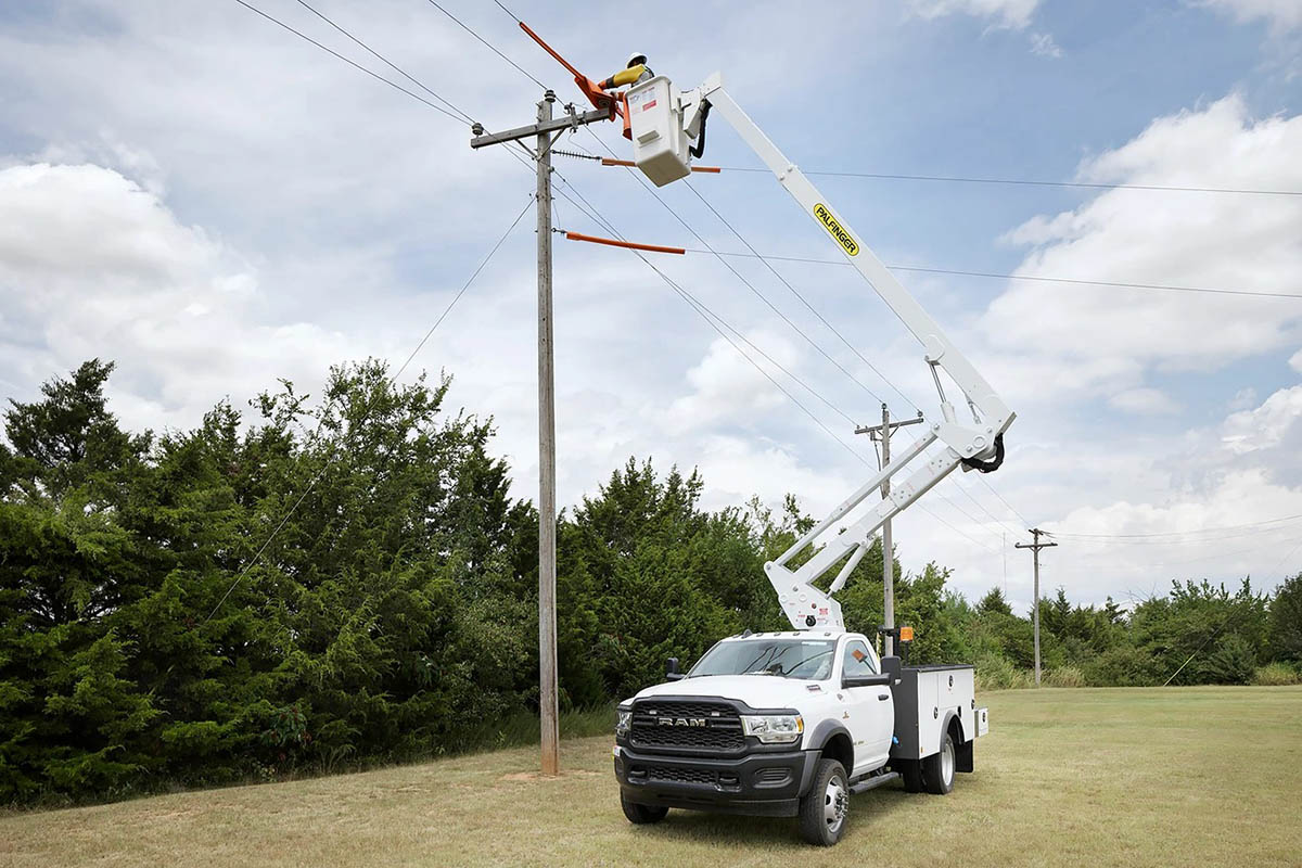 Cẩu nâng người giúp thợ điện làm việc trên cao an tâm hơn