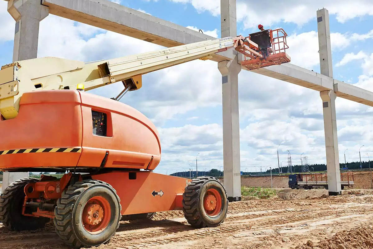 Cẩu nâng người hỗ trợ công việc tu bổ các dự án cầu đường