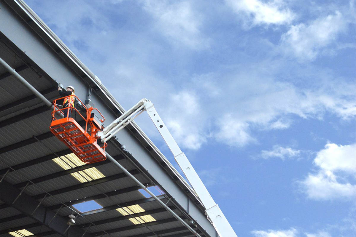 Cẩu nâng người lên cao để sửa chữa xưởng, nhà máy