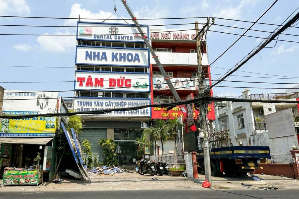 Xe cẩu hỗ trợ treo biển hiệu, biển quảng cáo
