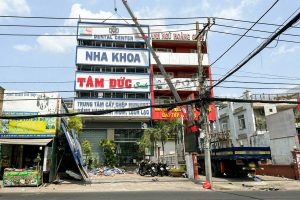 Xe cẩu hỗ trợ treo biển hiệu, biển quảng cáo