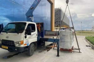 Xe cẩu nâng hạ máy móc trong KCN