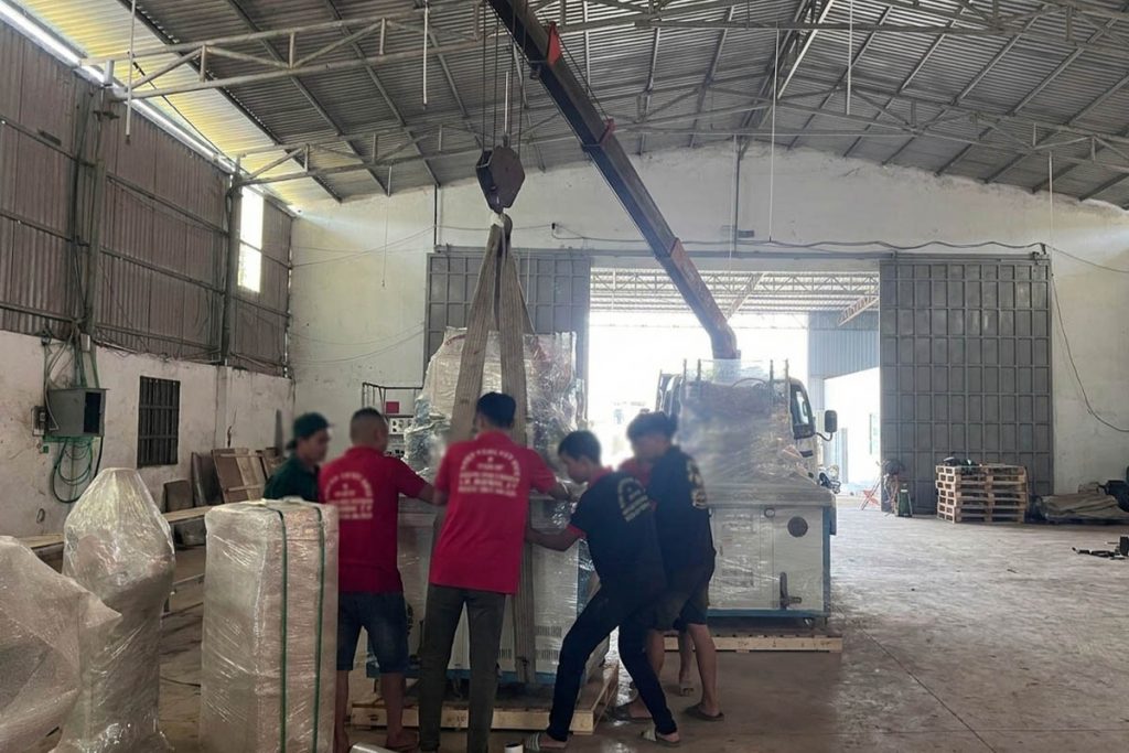 Cẩu hạ máy CNC vào trong xưởng