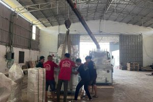 Cẩu hạ máy CNC vào trong xưởng