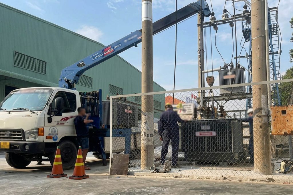 Cẩu hỗ trợ lắp đặt máy biến áp vào trạm