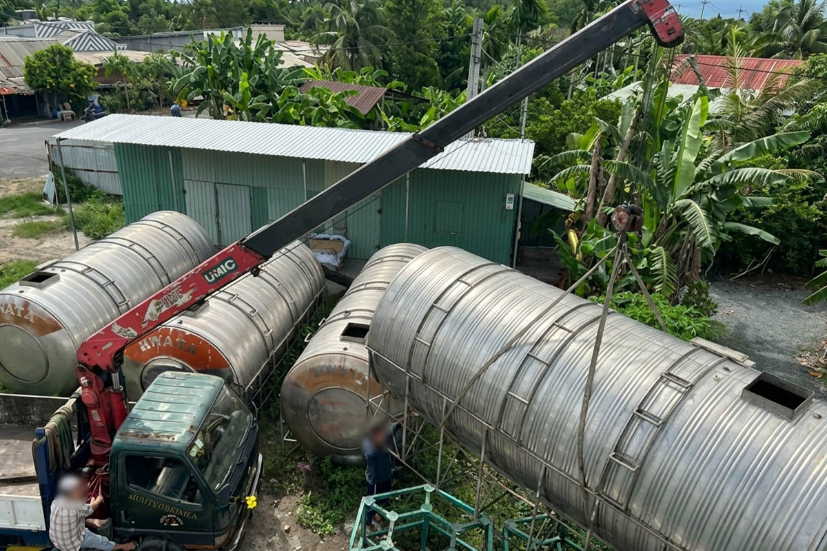 Cẩu nâng hạ, di dời bồn nước cỡ lớn