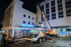 Cẩu thiết bị y tế trong bệnh viện vào ban đêm