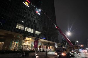 Cho thuê xe cẩu ca đêm hỗ trợ lắp đặt logo thương hiệu